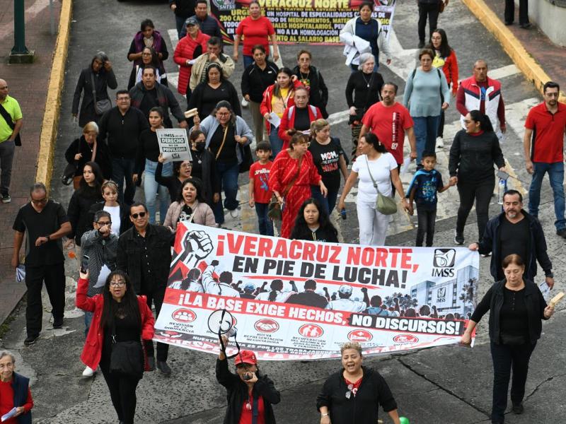 Trabajadores del IMSS marchan en Xalapa contra dirigencia sindical