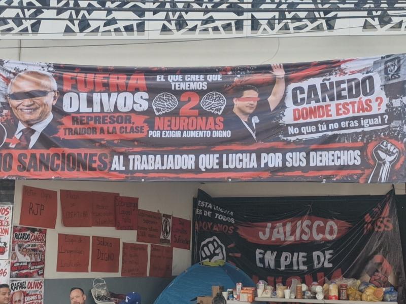 Trabajadores del IMSS protestan en Guadalajara por aumento salarial de 2.9%