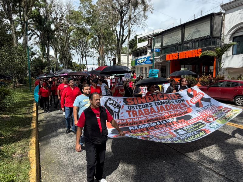 Trabajadores del IMSS protestan en Xalapa