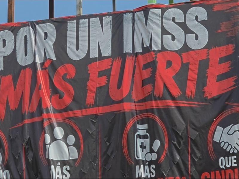 Trabajadores del IMSS recuentan firmas en megamarcha