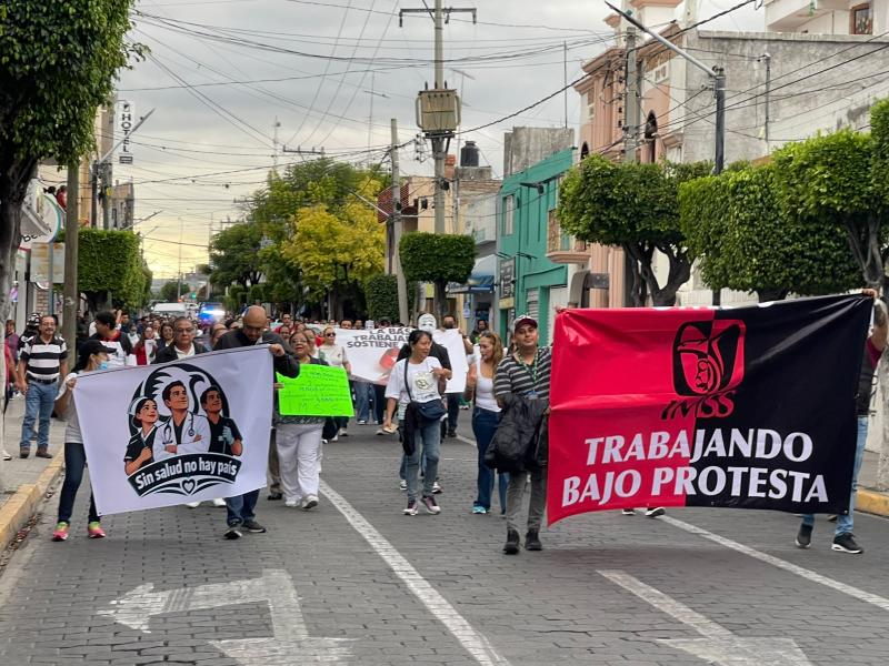 Trabajadores del IMSS salen a marchar de manera pacífica