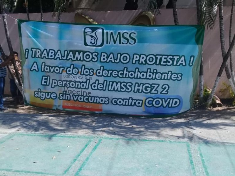 Trabajadores  del IMSS trabajan bajo protesta exigen vacunas