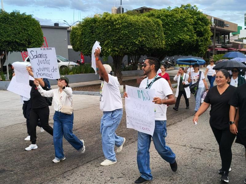 Trabajadores del IMSS Zamora marchan para exigir mejoras en insumos y personal
