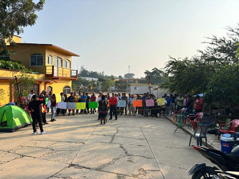 Trabajadores del Interoceánico bloquean complejo ferroviario en Matías Romero por segundo día