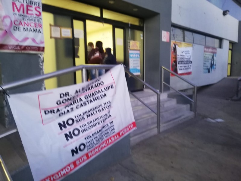 Trabajadores del ISSSTE acusan colusión del sindicato con director
