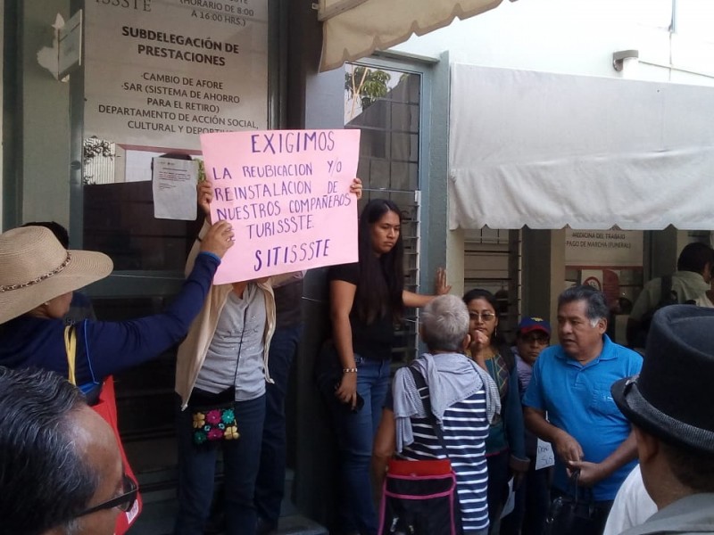 Trabajadores del ISSSTE protestan en Oaxaca