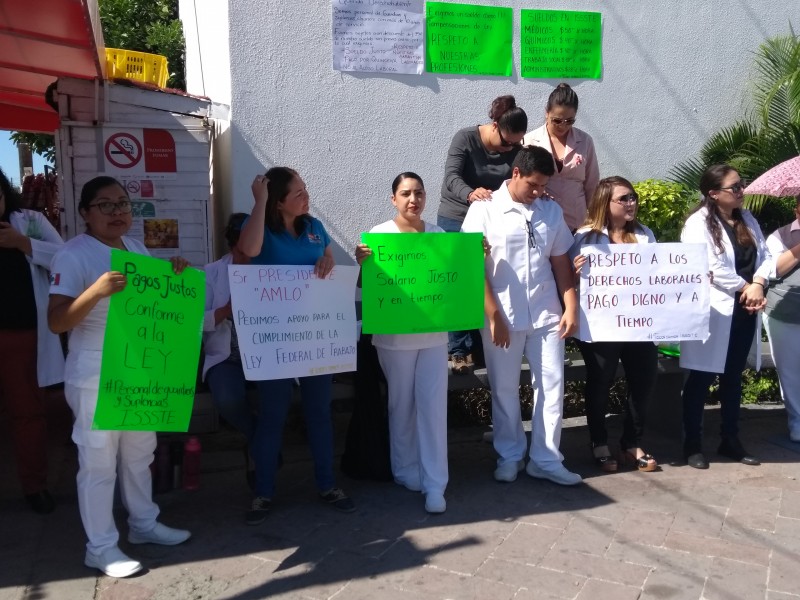 Trabajadores suplentes del ISSSTE realizan paro de labores