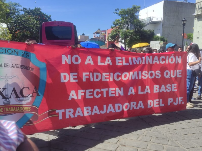 Trabajadores del Poder Judicial protestan en Oaxaca; piden mantener fideicomisos