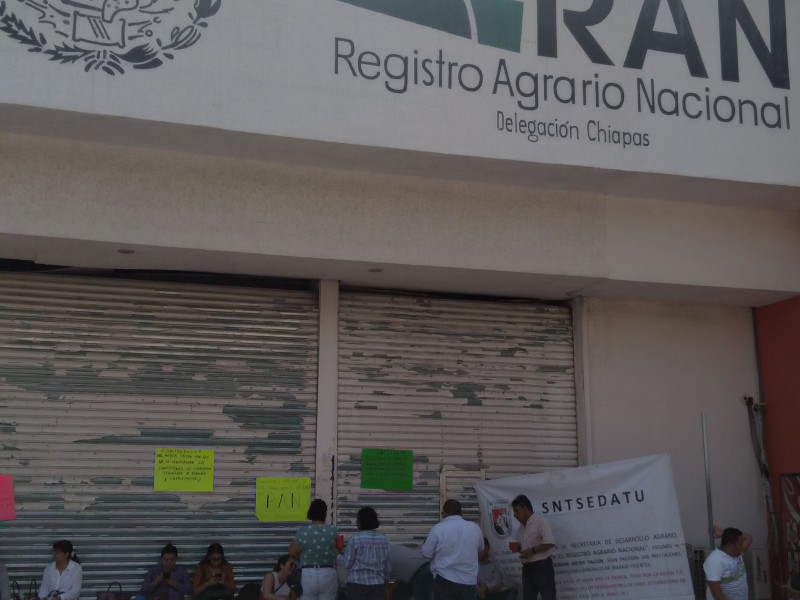 Trabajadores del Registro Agrario Nacional mantiene paro laboral