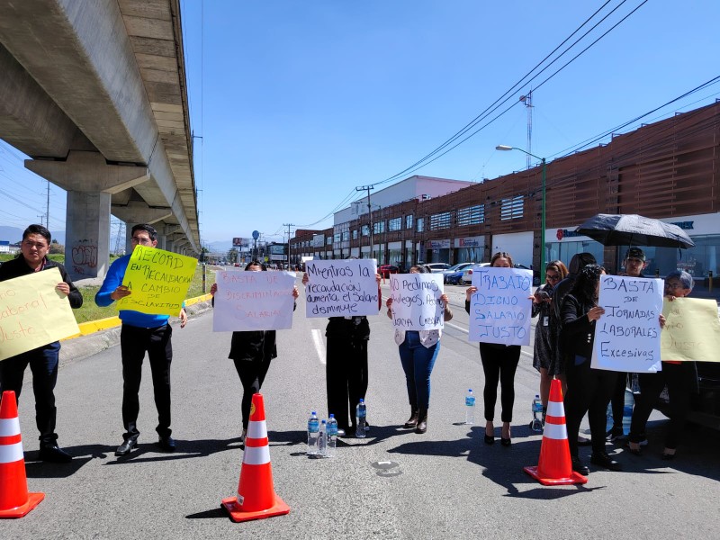 Trabajadores del SAT en Toluca protestan por falta de aumento salarial