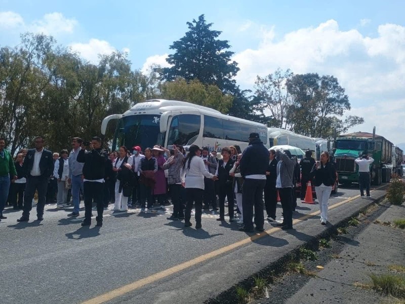 Trabajadores del Sector salud bloquean autopista Toluca-Atlacomulco por falta de medicamentos