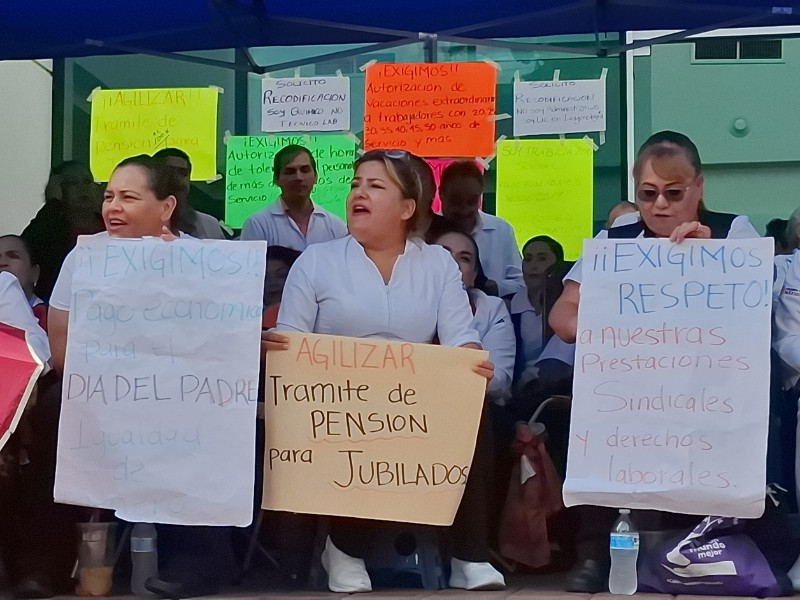 Trabajadores del sector salud mantienen asamblea permanente en Culiacán