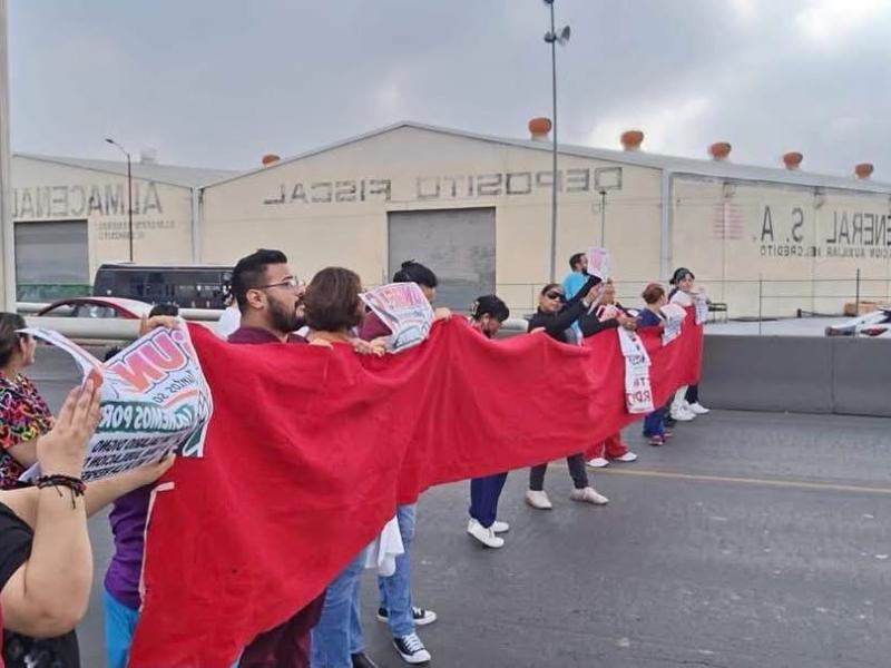 Trabajadores del Seguro Social amplían protestas y bloquean avenidas en Nuevo León