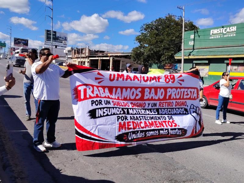 Trabajadores del Seguro Social bloquean periférico en Saltillo por aumento salarial