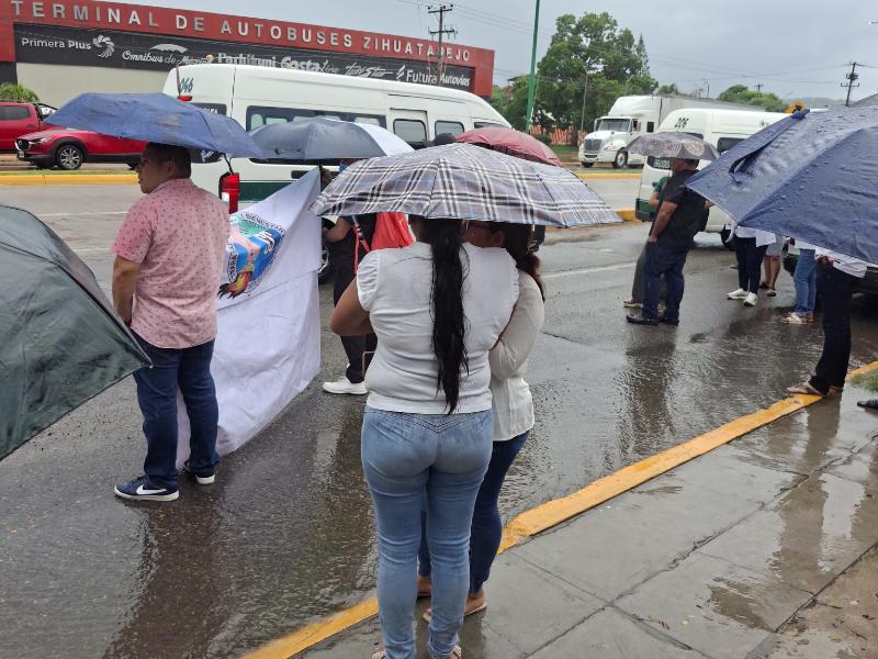 Trabajadores del Seguro Social en Zihuatanejo marcharon también el fin de semana
