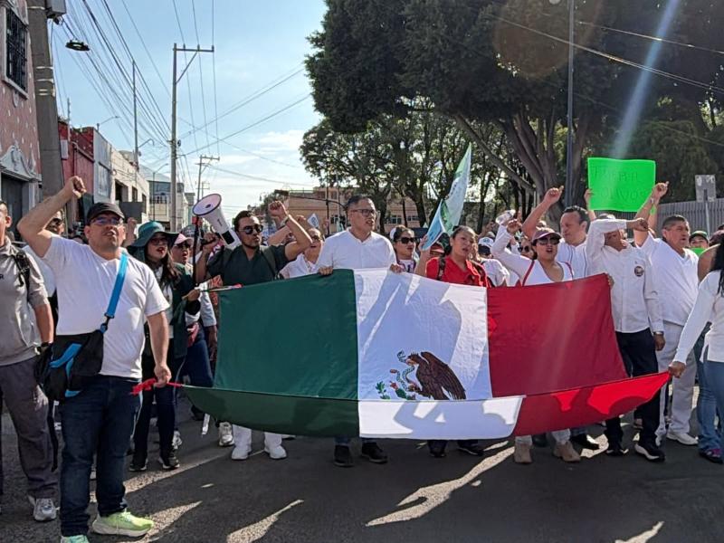 Trabajadores del Seguro Social marchan en Puebla, exigen aumento salarial del 10%