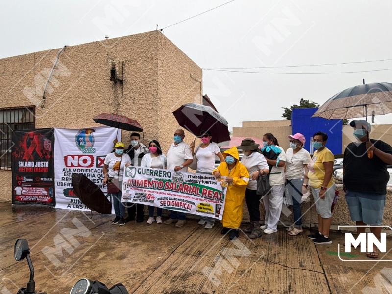 Trabajadores del Seguro Social protestan en Zihuatanejo por salarios y pensiones
