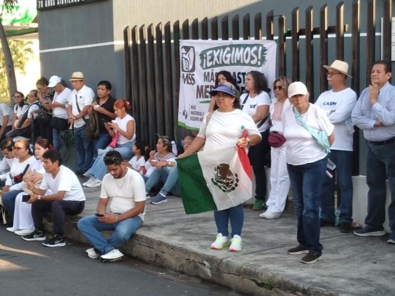 Trabajadores del Seguro Social reclaman abasto de medicinas y mejores salarios
