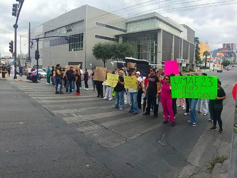 Trabajadores del Seguro Social suman tres días de protestas en Monterrey