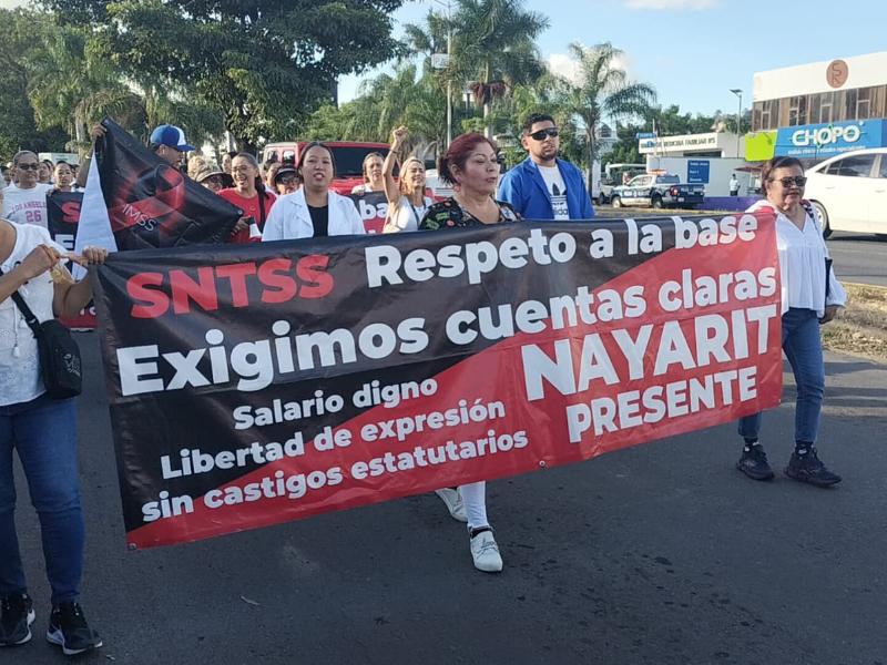 Trabajadores del Seguro Social vuelven a marchar en Tepic
