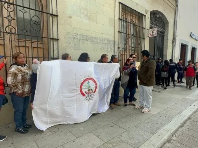 Trabajadores del SIFDS exigen pagos pendientes frente al Palacio de Gobierno
