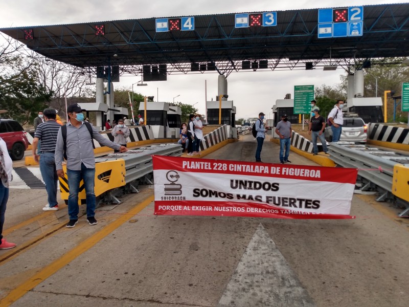 Trabajadores del Suicobach bloquean carreteras en Chiapas