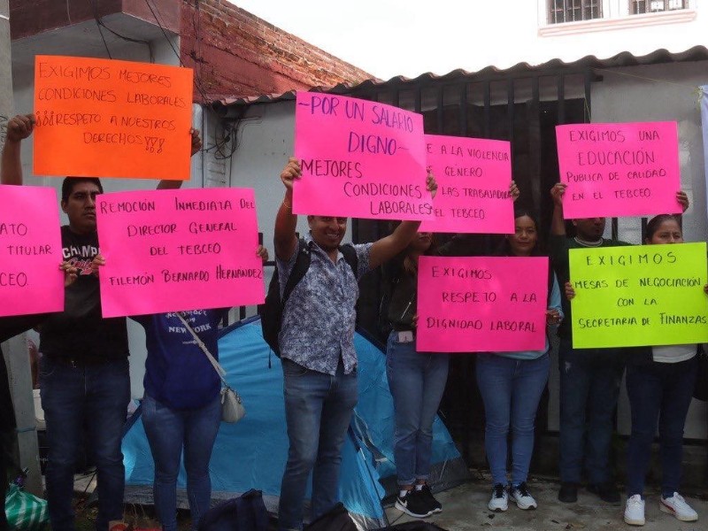 Trabajadores del TEBCEO exigen destitución del director por presuntas irregularidades