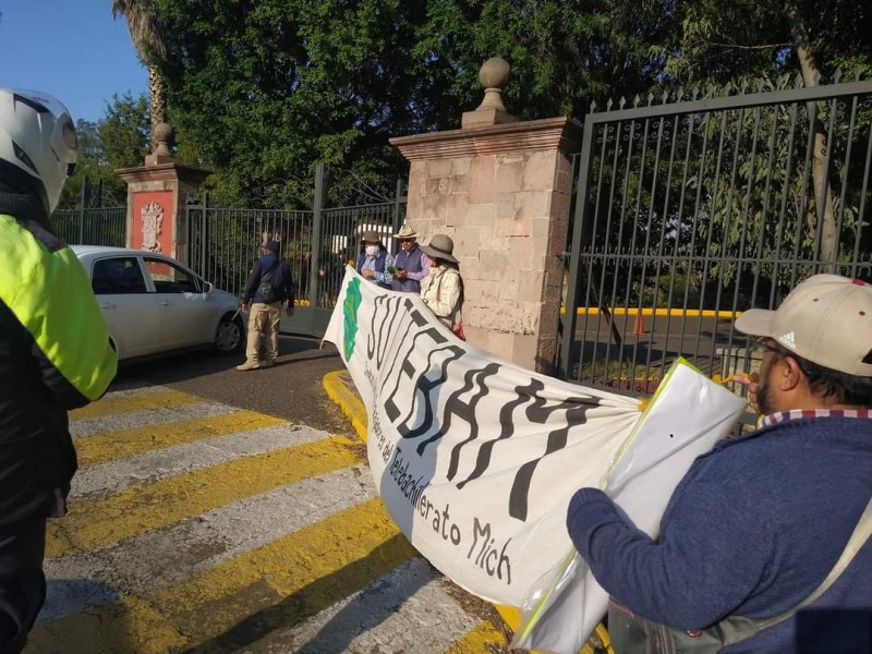 Trabajadores del Telebachillerato se manifiestan en Casa Michoacán