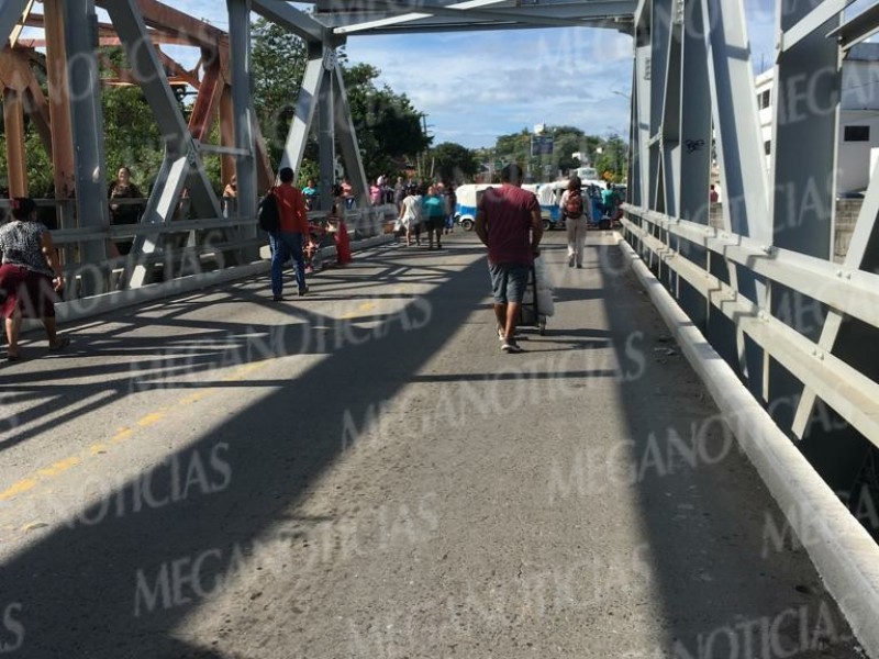 Trabajadores del transporte público bloquean puente de fierro