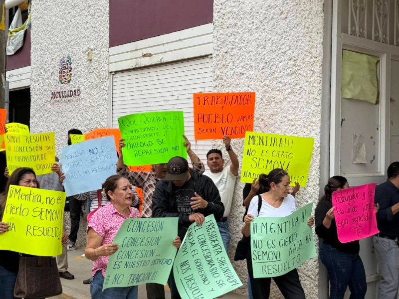 Trabajadores del transporte urbano protestan frente a Semovi Oaxaca
