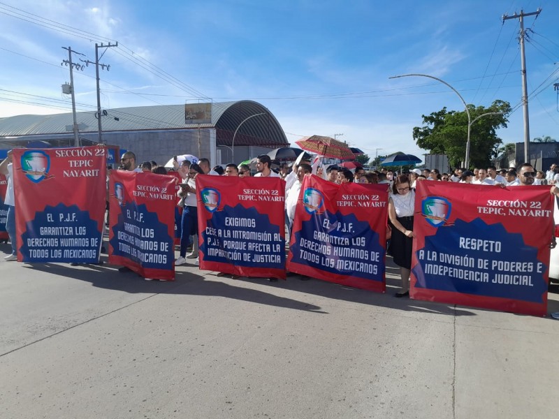 Trabajadores del PJF cierran avenida Aguamilpa