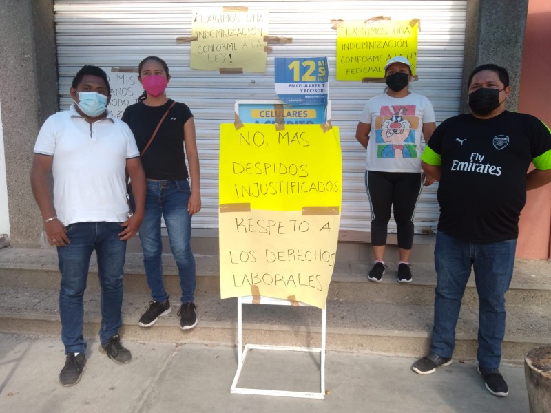 Trabajadores despedidos toman tienda para demandar pago