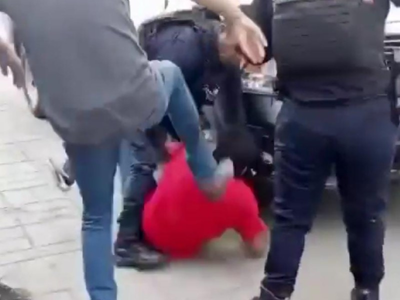 Trabajadores detienen y golpean a presunto ladrón en Huauchinango