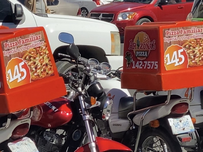 Trabajadores dicen adiós al dueño de Pizzas Arizona en caravana
