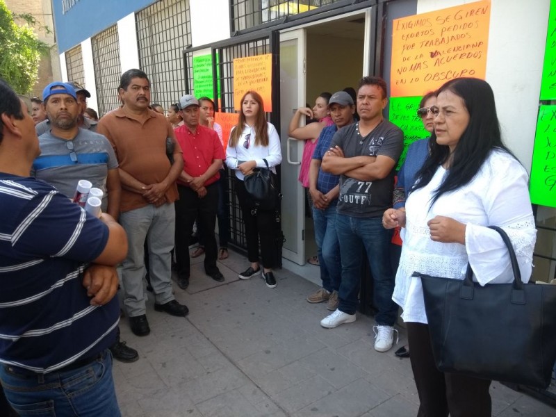 Trabajadores exigen pago de finiquito.