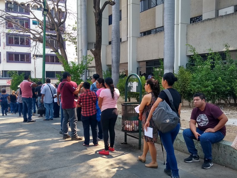 Trabajadores forman  largas filas para solicitud de constancia fiscal.