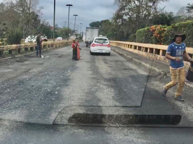 Trabajadores independientes bachean puente Consolapa en Coatepec