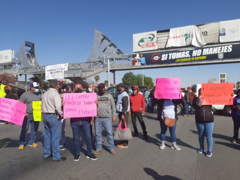 Trabajadores municipales bloquean Periférico y generan caos vial