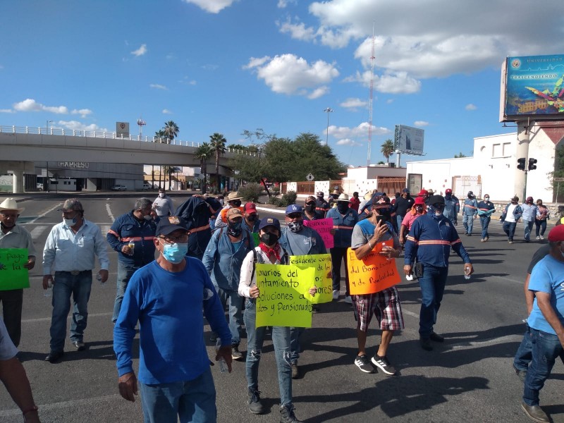 Trabajadores municipales de Hermosillo bloquean vialidades, exigen pago de prestaciones