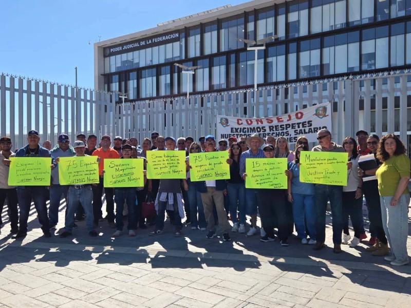 Trabajadores municipales de Navojoa claman justicia laboral frente a tribunales en Hermosillo