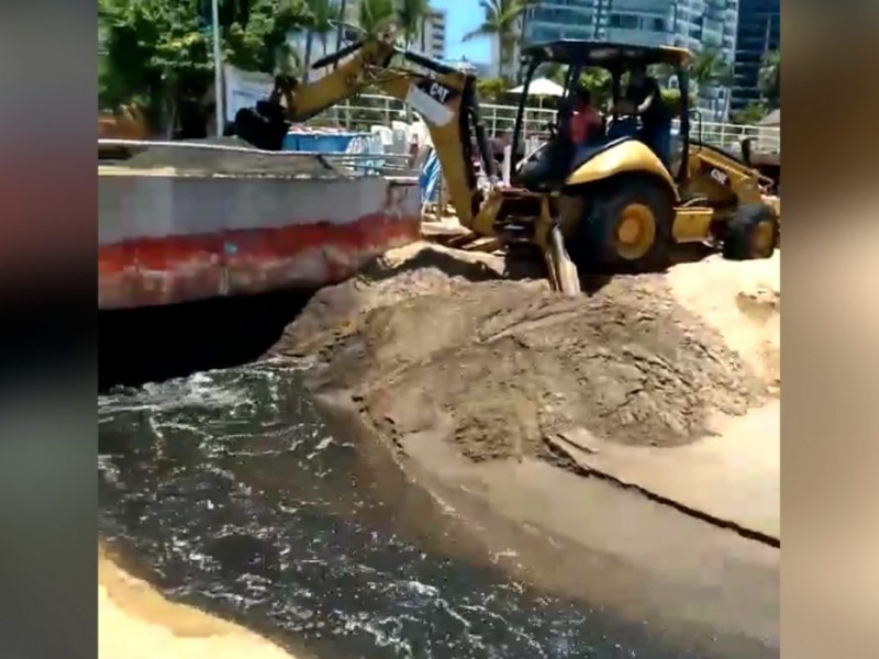 Trabajadores municipales descargan agua sucia a bahía de Acapulco