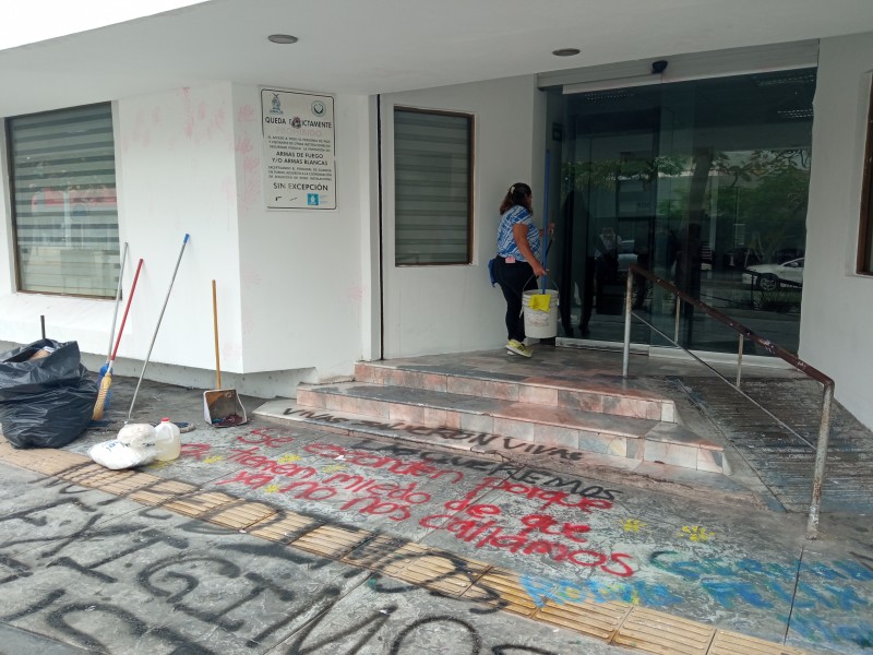 Trabajadores pintan Vicefiscalía tras manifestación feminista