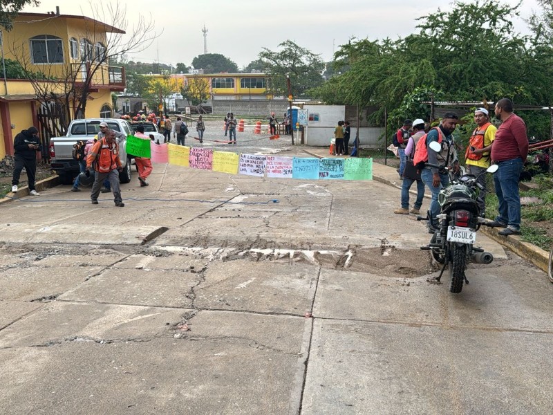 Trabajadores protestan por despidos injustificados y abusos en Matías Romero