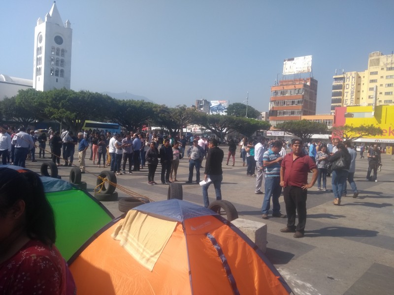 Trabajadores realizan protocolos de seguridad para evacuar