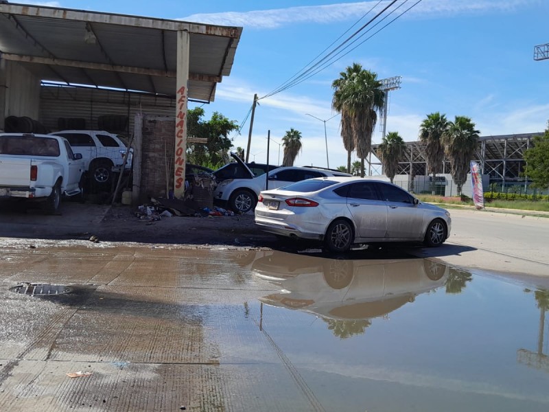 Trabajadores reportan drenaje colapsado y gran pestilencia en Cedros