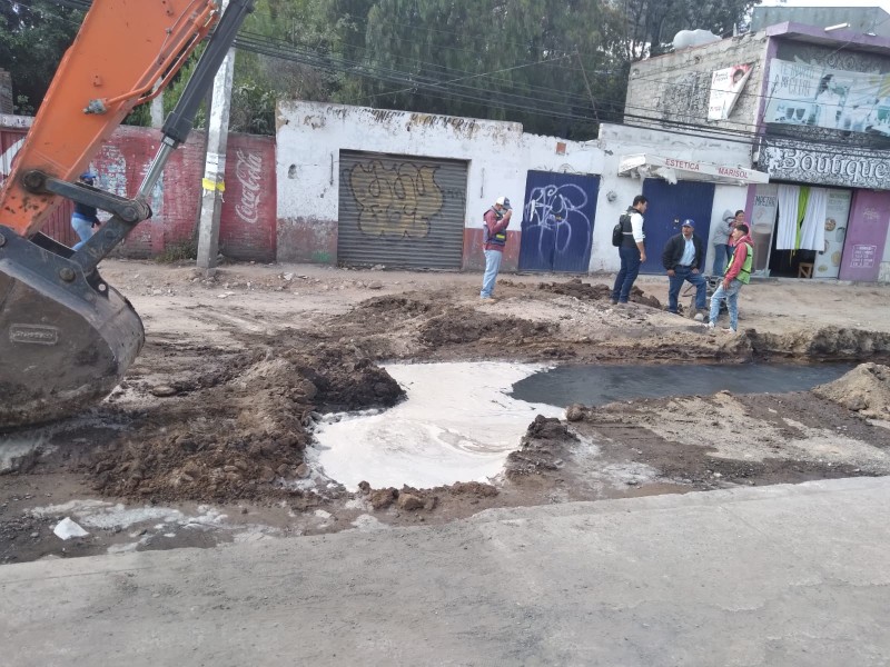 Trabajadores rompen tubería de aguas negras