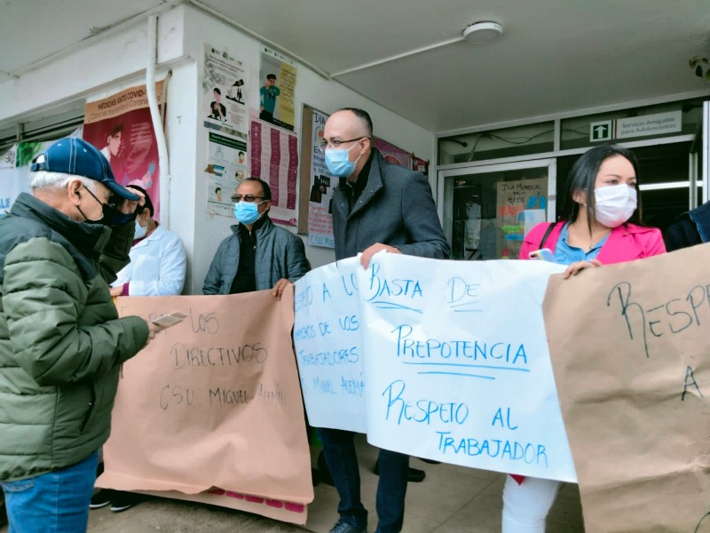 Trabajadores se manifiestan en centro de salud de Xalapa