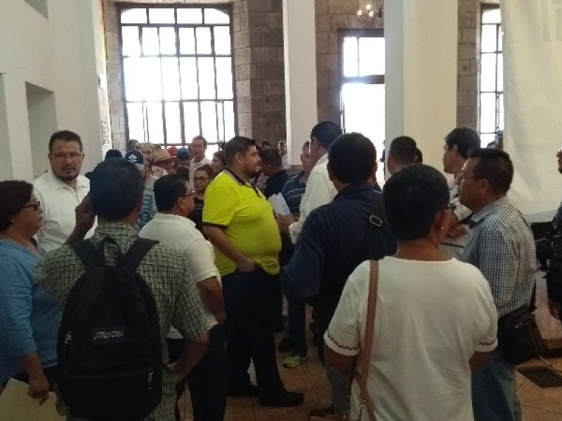 Trabajadores se van a buró de crédito