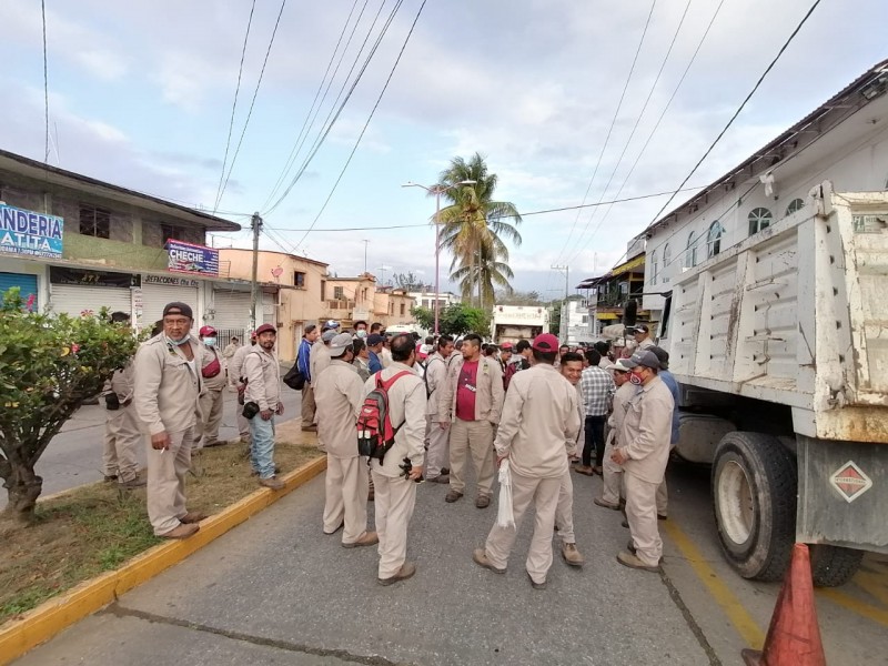 Trabajadores sindicalizados del Ayuntamiento de Matías Romero paran labores