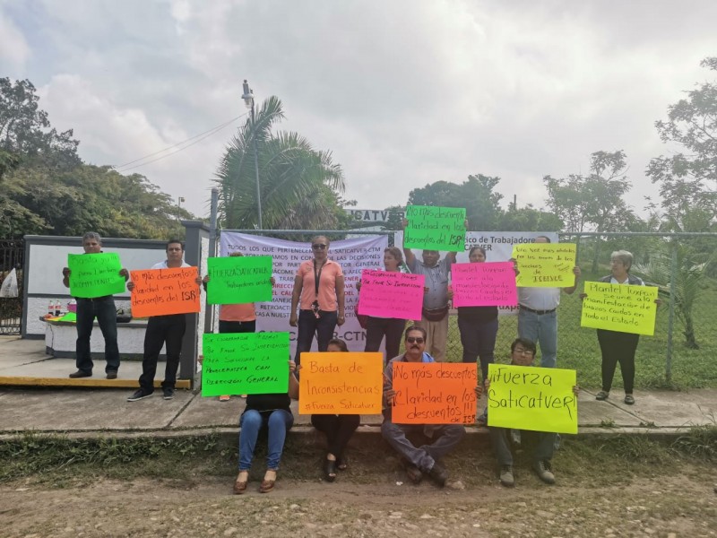 Trabajadores sindicalizados del ICATVER se manifiestan